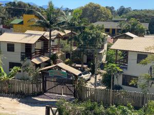an aerial view of a house with a fence at Pousada Familia Quandt in Guarda do Embaú