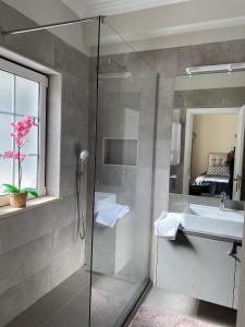 Bilik mandi di Charming Exceptional Golf Villa in Algarve