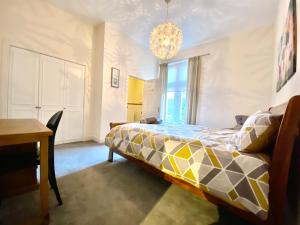 Giường trong phòng chung tại Serviced Accommodation Moray Lesmurdie House, Elgin - Free Parking, Free WiFi