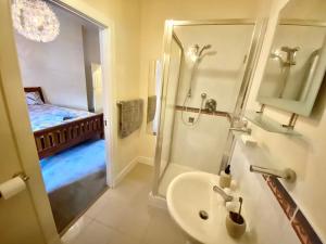 Phòng tắm tại Serviced Accommodation Moray Lesmurdie House, Elgin - Free Parking, Free WiFi +52 ảnh
