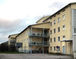 ein Apartmenthaus mit Balkon an der Seite in der Unterkunft Budget Hotel Easystay in Porvoo