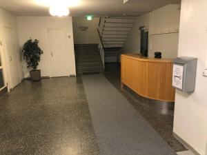 einen Büroflur mit einer Rezeption und einer Treppe in der Unterkunft Budget Hotel Easystay in Porvoo