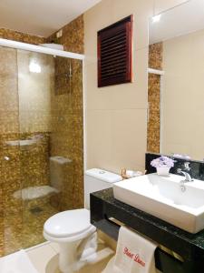 ein Bad mit einem Waschbecken, einem WC und einer Dusche in der Unterkunft Planet Dunas Residence in Aquiraz