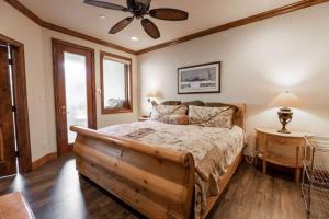 ビーバークリークにあるStrawberry Park Located at Ski Areaのベッドルーム1室(大型ベッド1台、シーリングファン付)
