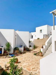 vistas a una casa con paredes blancas y escaleras en Aegean Muses en Lipsoi