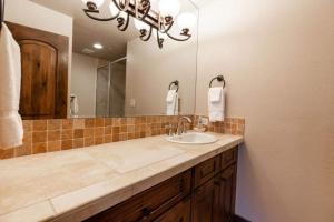 ビーバークリークにあるStrawberry Park Located at Ski Areaの洗面台と鏡のあるバスルーム
