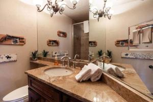 ビーバークリークにあるStrawberry Park Located at Ski Areaの白い手袋が置かれた洗面台のある浴室 +3枚の写真