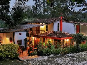 ein Haus mit Lichtern an der Seite in der Unterkunft Hotel Marrokos Aeropuerto José María Córdova in Rionegro