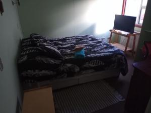 a bedroom with a bed with a hat on it at Hostal El Toque de Pilar in Punta Arenas