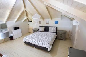 a bedroom with a bed and a sink in a attic at Imperial Breeze in Kralendijk