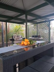 einen Teller Orangen auf einem Tisch auf einer Terrasse in der Unterkunft Port Pirie Accommodation and Apartments in Port Pirie