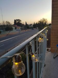 Eine Reihe von Glühbirnen hängt auf einem Geländer neben einer Straße in der Unterkunft Port Pirie Accommodation and Apartments in Port Pirie
