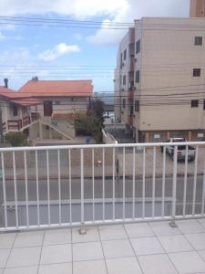 - Balcón con vistas a la calle en Aptos 5 pessoas a 50m do mar 025, en Florianópolis