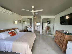 een slaapkamer met een bed en een televisie. bij Riva-La-Vista-Cooktown in Cooktown +38 foto's