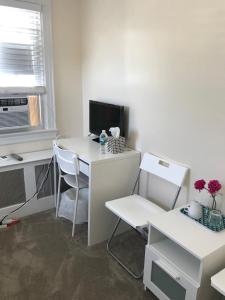 a room with a desk with a computer and a window at NYZLH长岛Hofstra Universit民宿 in Hempstead