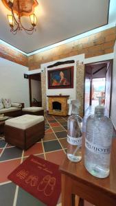una sala de estar con 2 botellas de agua en una mesa en El Quijote Apartahotel, en Jericó