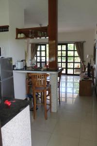 Kuchyň nebo kuchyňský kout v ubytování La Digue Self-Catering Apartments