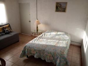1 dormitorio con cama, mesa y sofá en Casa de Irma para visitar la ciudad o de negocios, en Ciudad de México