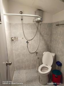 un bagno con doccia e WC di Rock sand Resort a Trat