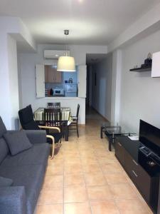 - un salon avec un canapé et une table dans l'établissement Velez Apartment, à Vélez de Benaudalla