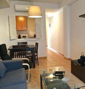 - un salon avec un canapé et une salle à manger dans l'établissement Velez Apartment, à Vélez de Benaudalla