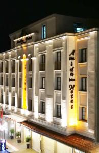 un rendimiento de un edificio con luces encendidas en Amida Boutique Otel en Diyarbakır