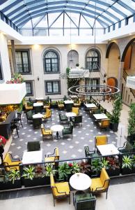 Amida Boutique Otel في ديار بكر: فناء فارغ بطاولات وكراسي في مبنى
