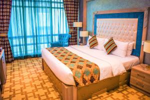 En eller flere senger på et rom på Sapphire Plaza Hotel