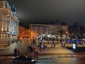 リヴィウにあるApartment in the centre of Lvivの夜の街歩き集団