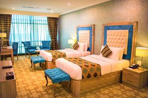 En eller flere senger på et rom på Sapphire Plaza Hotel
