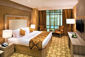 En eller flere senger på et rom på Sapphire Plaza Hotel