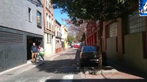 un hombre y una mujer caminando por una calle en M17 Madrid Centro apartamento con wifi, en Madrid