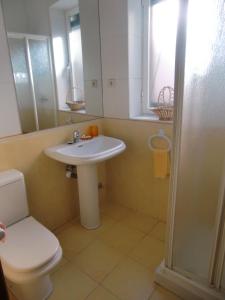 een badkamer met een wastafel, een toilet en een douche bij M17 Madrid Centro apartamento con wifi in Madrid