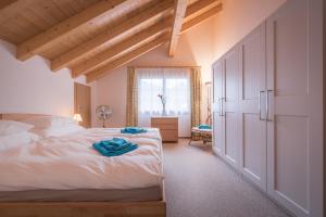 Tempat tidur dalam kamar di Apartment Lauberhorn, Luxury with best views