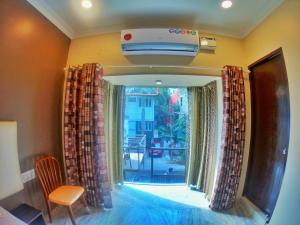 uma sala de estar com uma janela e um aquecedor em new metro residency em Chennai