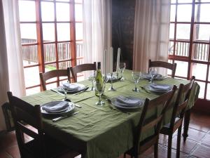 una mesa de comedor con un mantel verde y sillas en Intaba Lodge, en Kirkwood