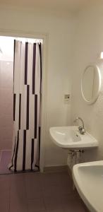 Õ 2040 Chambre Mélèze في سان فيرا: حمام مع ستارة دش سوداء وبيضاء ومغسلة