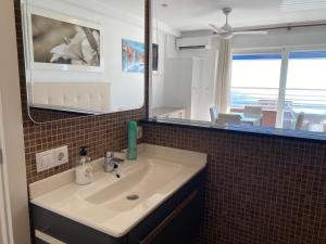 y baño con lavabo y espejo. en Apartamento Luxury & Top sea view en Alicante