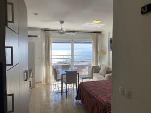 sala de estar con cama y mesa con sillas en Apartamento Luxury & Top sea view, en Alicante