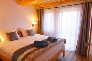 una camera da letto con un letto con due borse sopra di MALINOWA OSADA a Wisła