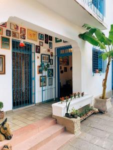 uma entrada para um edifício com uma porta azul em Zili Pernambuco - Hostel Pousada no Recife