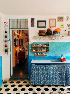 W pokoju znajduje się kuchnia z niebieskim blatem. w obiekcie Zili Pernambuco - Hostel Pousada w mieście Recife