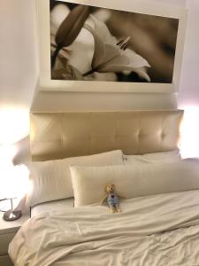un osito de peluche sentado encima de una cama en Apartamento Luxury & Top sea view, en Alicante