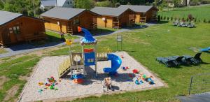 uma vista aérea de um parque com um parque infantil em DOMKI POD ZIELONYM WZGÓRZEM em Kudowa-Zdrój
