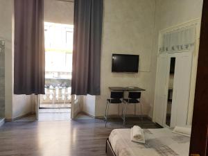 ナポリにあるNapoli Central Loftのベッドルーム(ベッド1台、テーブル、テレビ付)