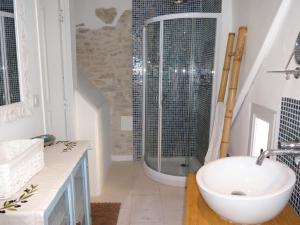 ein Badezimmer mit Waschbecken und Dusche in der Unterkunft La Marisol in LʼIsle-sur-la-Sorgue + 51 Fotos