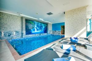 Spa Hotel Montefila内部或周边的泳池