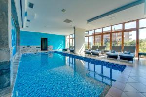 Spa Hotel Montefila内部或周边的泳池