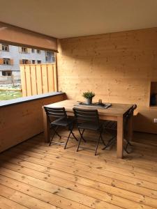 Cette chambre dispose d'un balcon avec une table et des chaises. dans l'établissement Ferienwohnung Schnetzer Au, à Au im Bregenzerwald