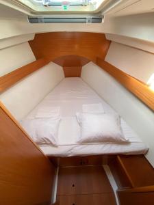 A bed or beds in a room at Taguscruises